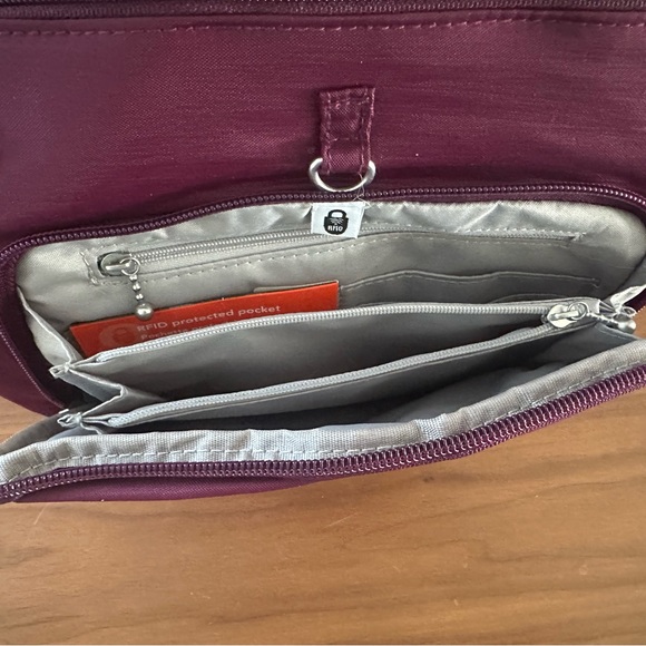 Baggallini anti theft handbag - Picture 7 of 10